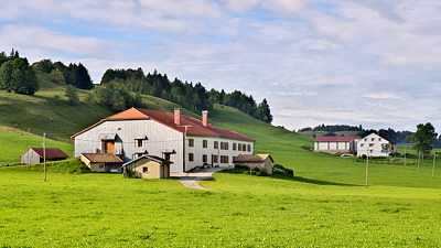 Farms in a rural landscape aurond Bellecombe - Jura