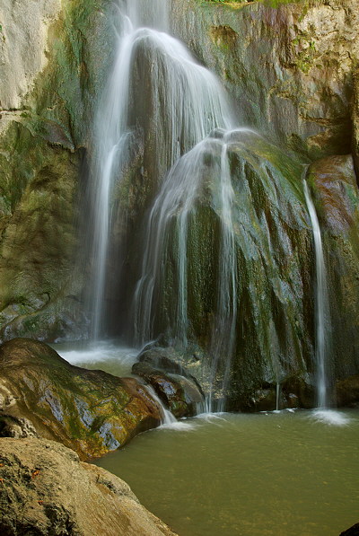 Mossy rocks at Barbennaz waterfall
