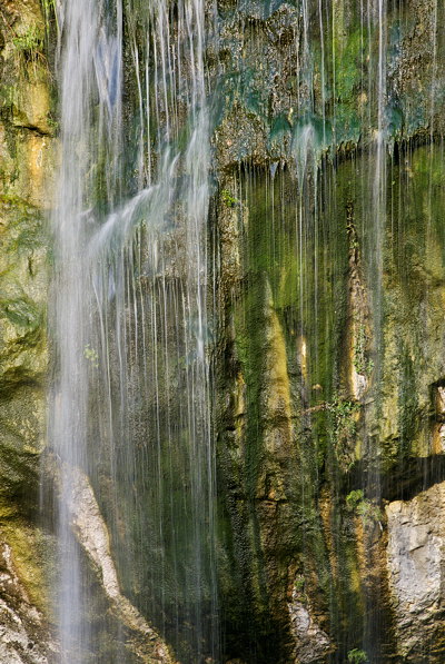 Photo of a waterfall against a mossy cliff in Haut Jura Natural Park