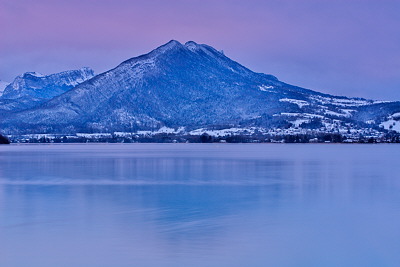 A very cold dawn on Annecy lake